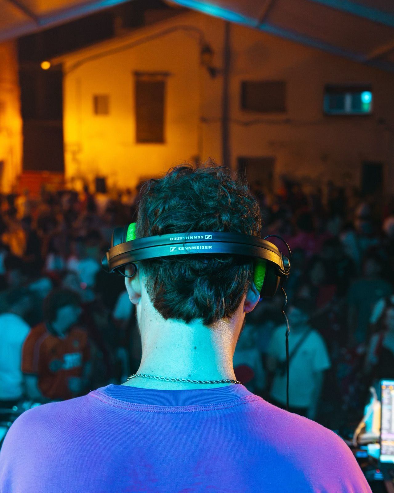 Público de una fiesta de electrónica visto desde la cabina